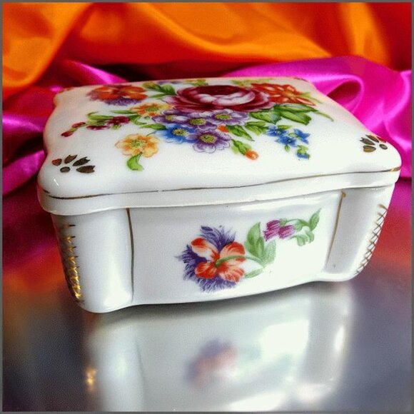 1950s Vintage Rose Garden Jewelry Box Porcelain w 24 kt Gold - Picture 4 of 8
